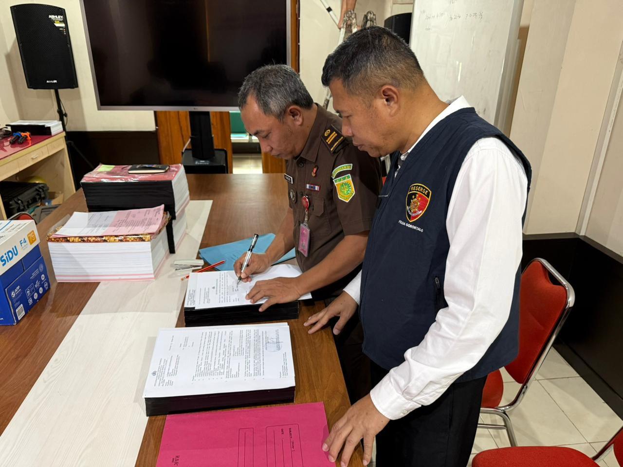 Berkas Perkara Korupsi oleh Tersangka RA diserahkan Penyidik Polda Ke Kejati Gorontalo