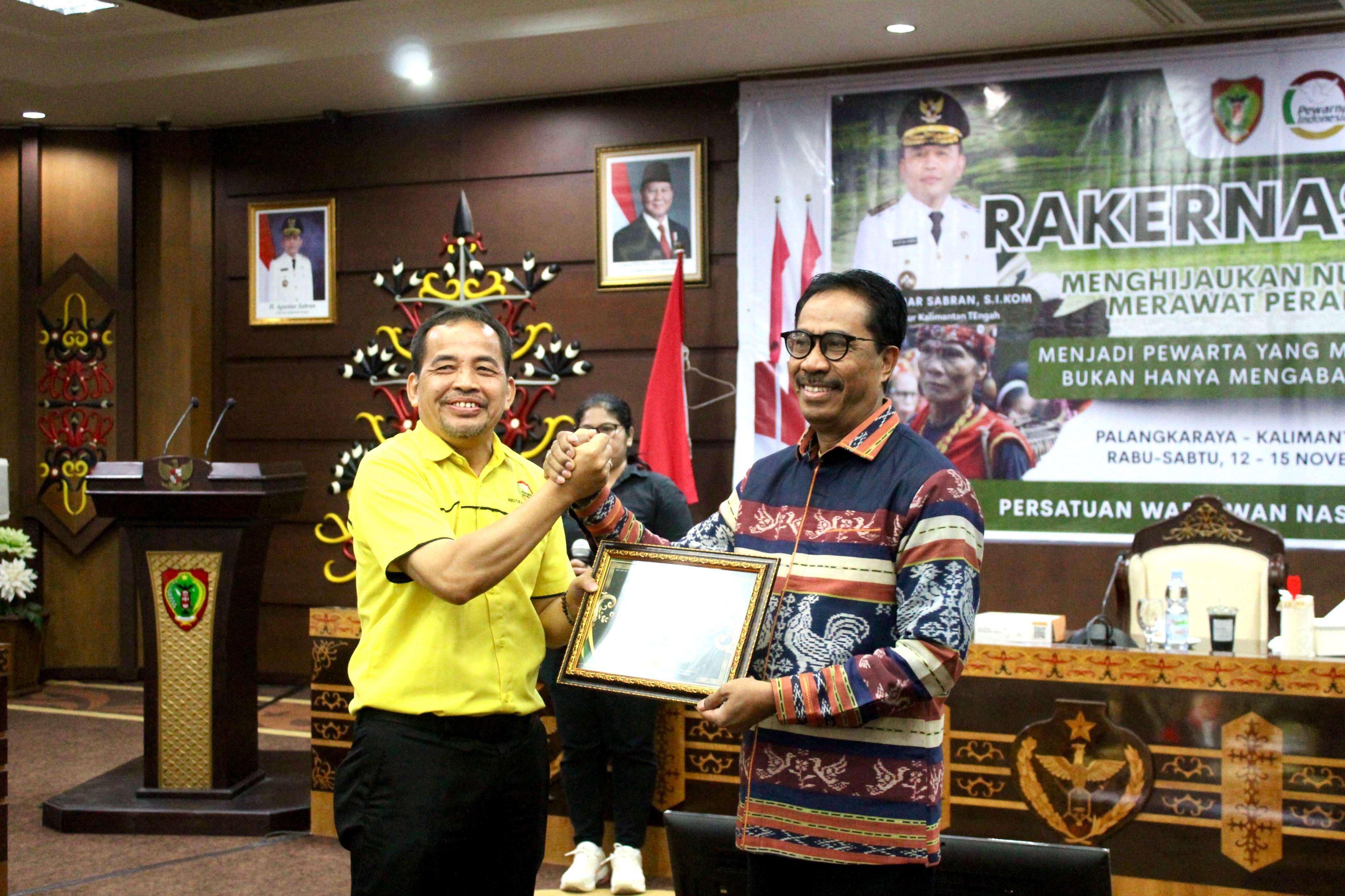 Pewarna Indonesia Serahkan Penghargaan Kepada Hakim Konstitusi Daniel Yusmic P Foekh Sebagai Figur Hukum Yang Berdampak Bagi Masyarakat Nasrani